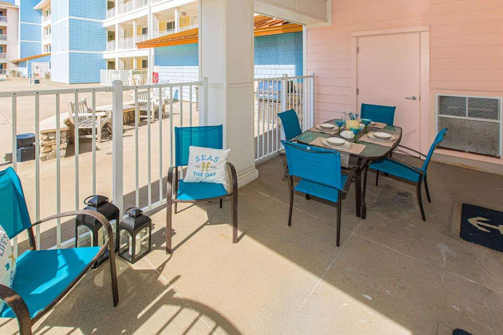 1st-floor condo with balcony, W/D, outdoor pool, gym & grills