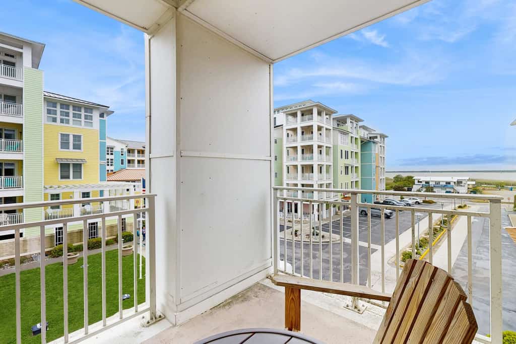 2nd-floor condo with views of the ocean, balcony, outdoor pool, gym & AC