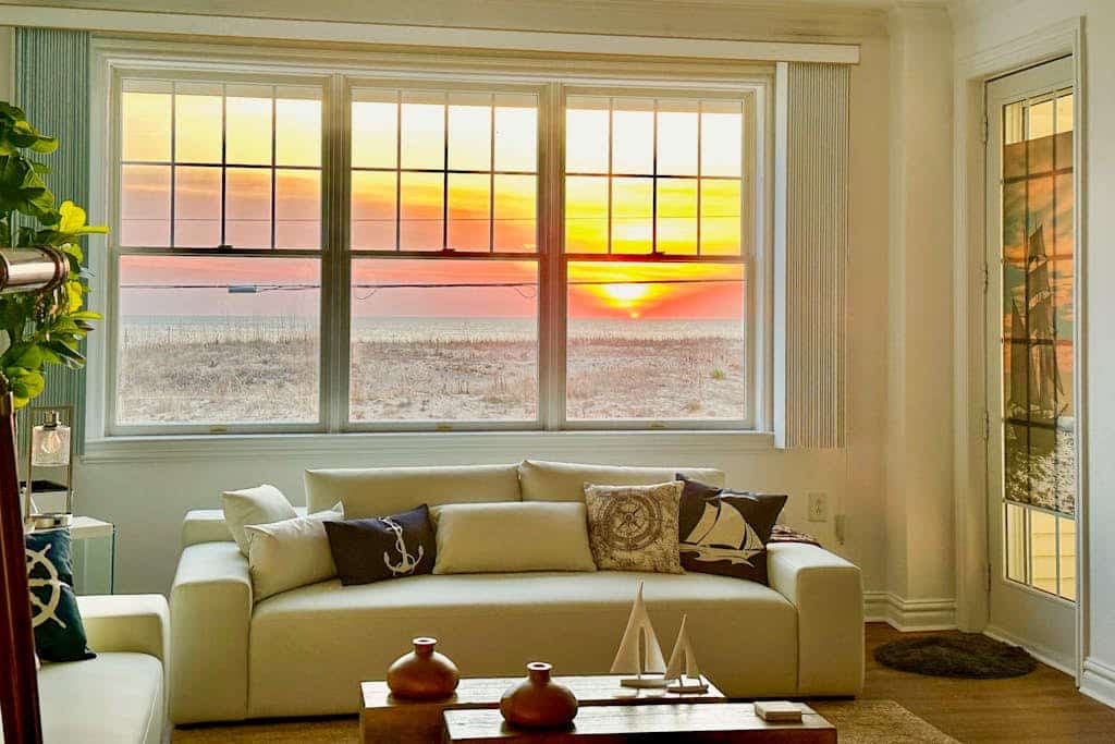 Oceanfront condo with gorgeous views, fast WiFi, washer/dryer, on-site pool/gym