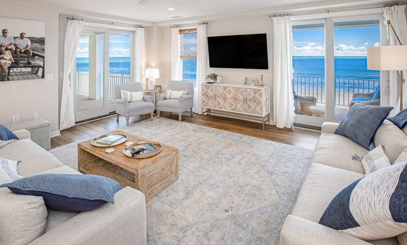 Beachfront 3rd-floor condo with ocean views, 3 pools, free wifi gym & w/d