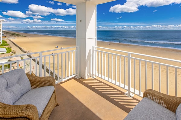 Beachfront 3rd-floor condo with ocean views, 3 pools, free wifi gym & w/d