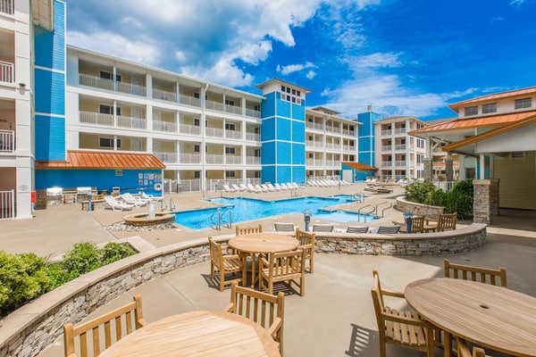 Beachfront 3rd-floor condo with ocean views, 3 pools, free wifi gym & w/d