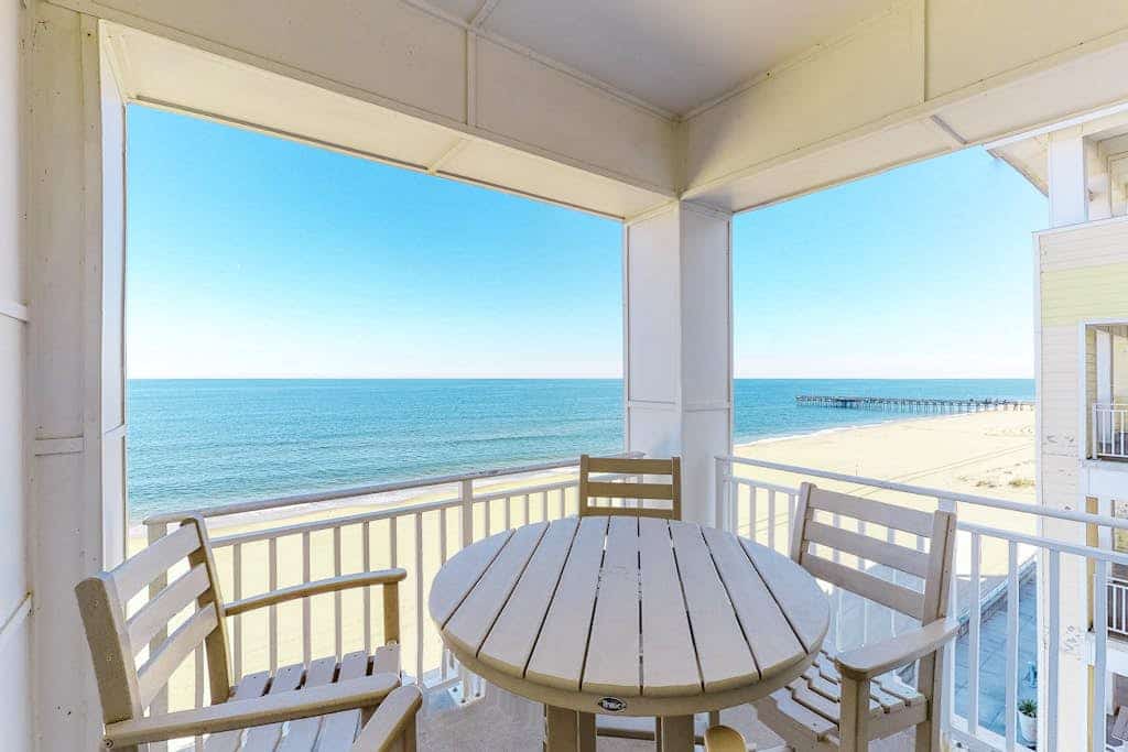 Oceanfront, 2-story penthouse with 3 balconies, 3 pools & 2 gyms