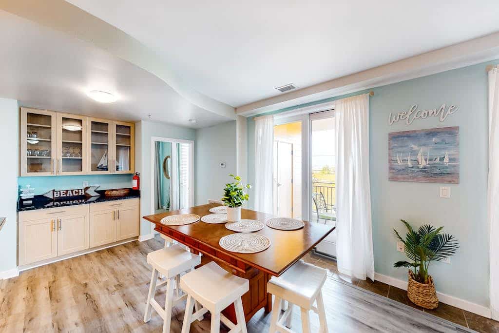 Awesome home overlooking Back Bay with pool, washer/dryer & central AC