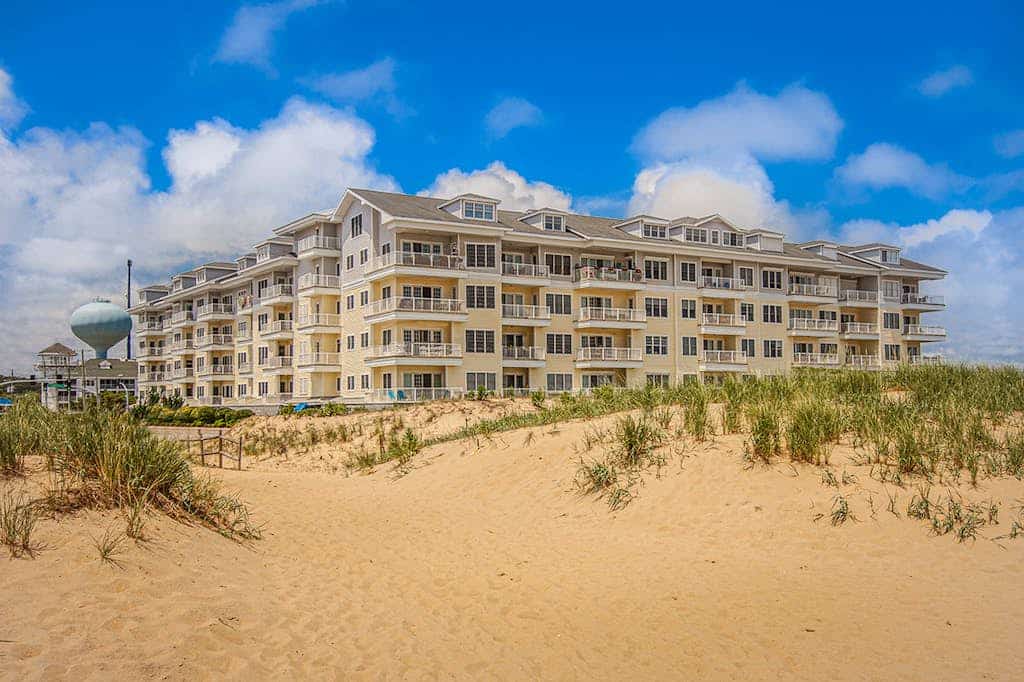 Southside, 2-level condo with big ocean views, balcony, WiFi & on-site pool/gym