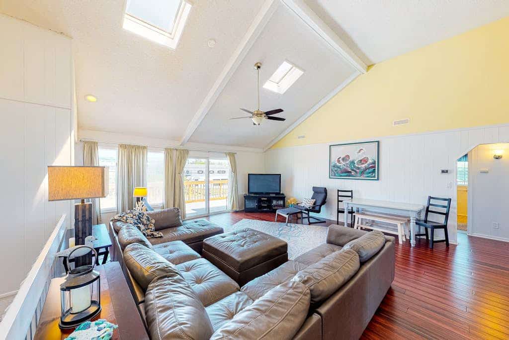 Wonderful home on the bay with private dock and pool, WiFi, washer/dryer