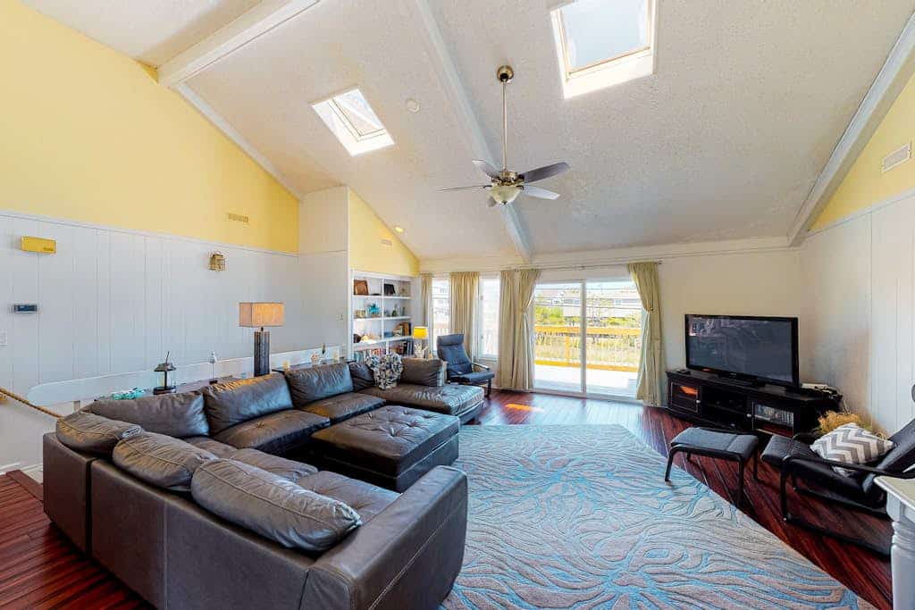 Wonderful home on the bay with private dock and pool, WiFi, washer/dryer