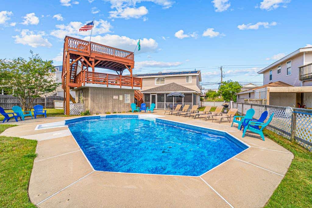 Gather, Relax, Repeat: 6BR Beach Haven w/Private Pool, Central AC walk to beach!