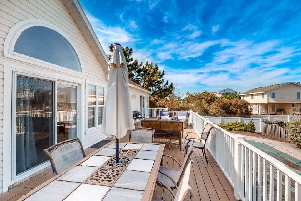 Oceanside beach home private outdoor pool, fast WiFi & W/D - dog-friendly