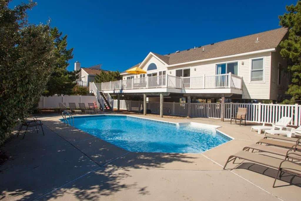 Oceanside beach home private outdoor pool, fast WiFi & W/D - dog-friendly