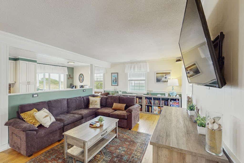 Bayfront home with great views, pool, hot tub, deck, sunroom, & dock - dogs OK