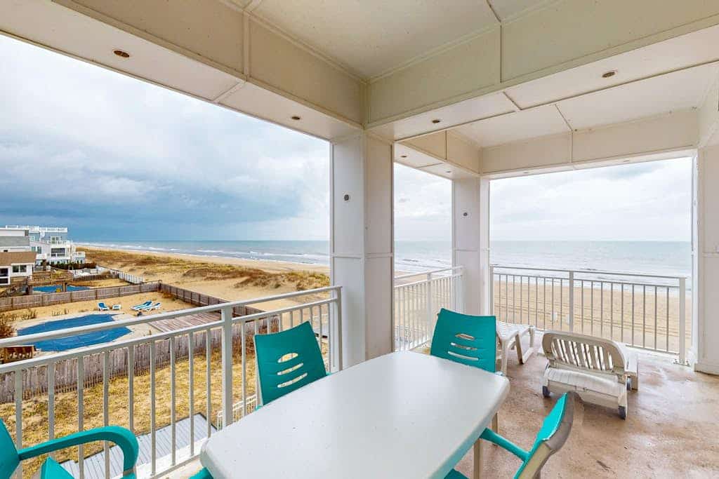 Coastal-themed beachfront condo with water views, W/D, pool, gym & AC