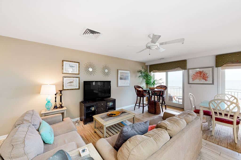 Beachfront luxury condo with balcony, W/D, outdoor pool, gym & AC