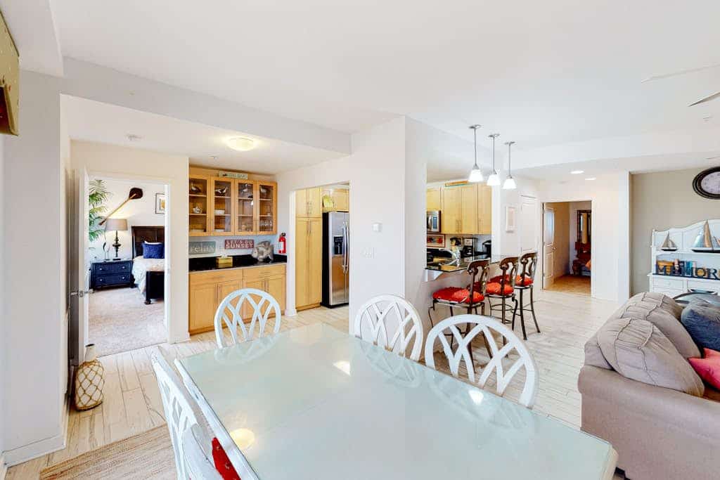 Beachfront luxury condo with balcony, W/D, outdoor pool, gym & AC