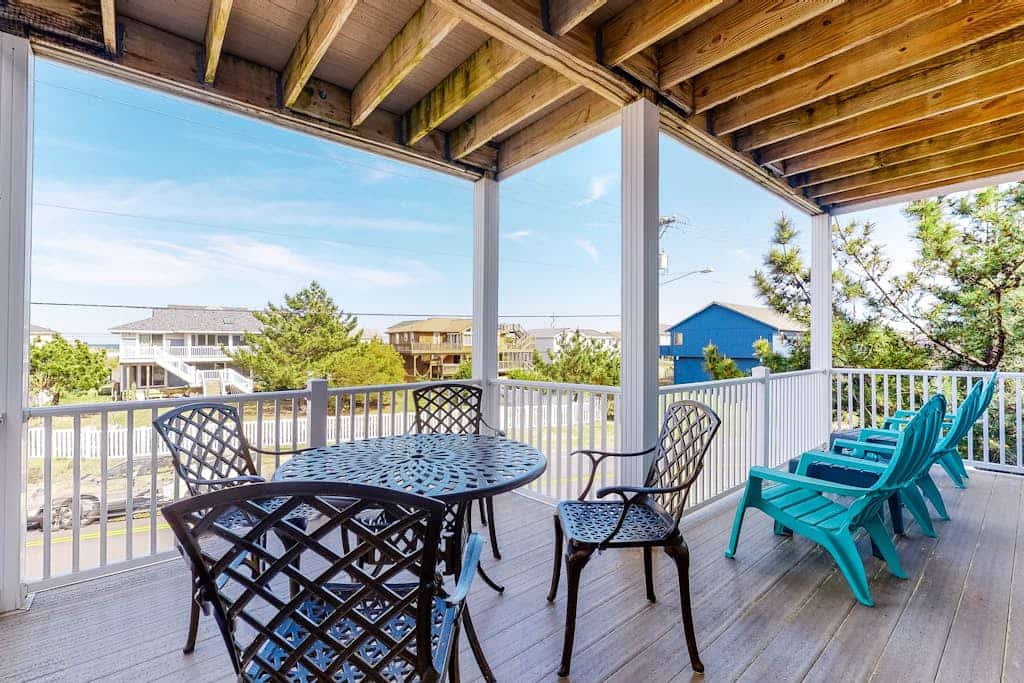 Bright Condo with On-Site Pool just a Block from the Beach