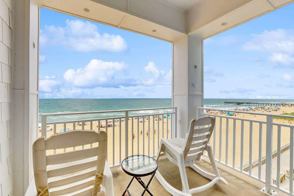Superb oceanfront condo with beachfront balcony, 3 pools, & grills