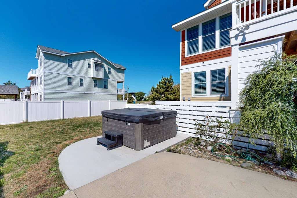Ocean view, steps to beach w/ Free Wifi, private pool/hot tub & cabana - dogs OK