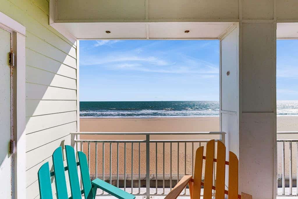 Stunning oceanfront condo with panoramic views, balcony, pool, gym & AC