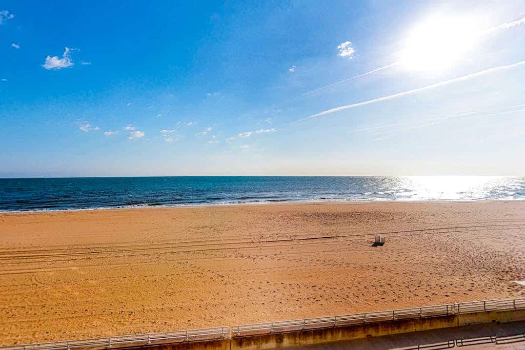 Stunning oceanfront condo with panoramic views, balcony, pool, gym & AC