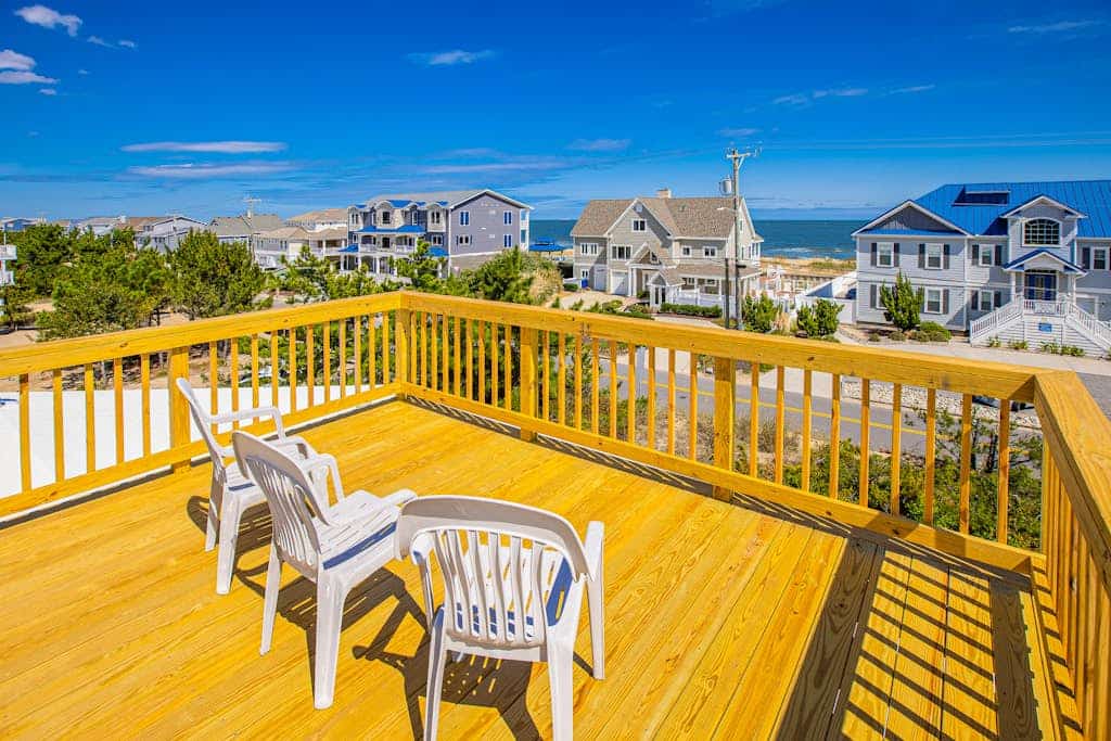 Remodeled, ocean view home with rooftop deck & fast WiFi - dog-friendly