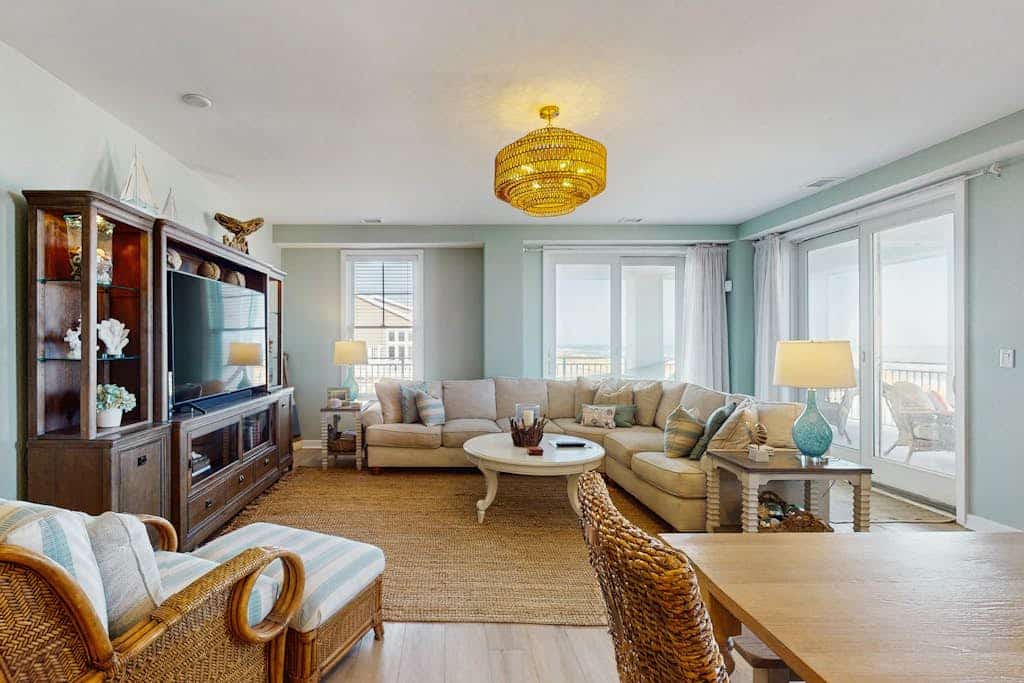 Oceanfront corner condo with incredible views, balcony, pool, gym & AC