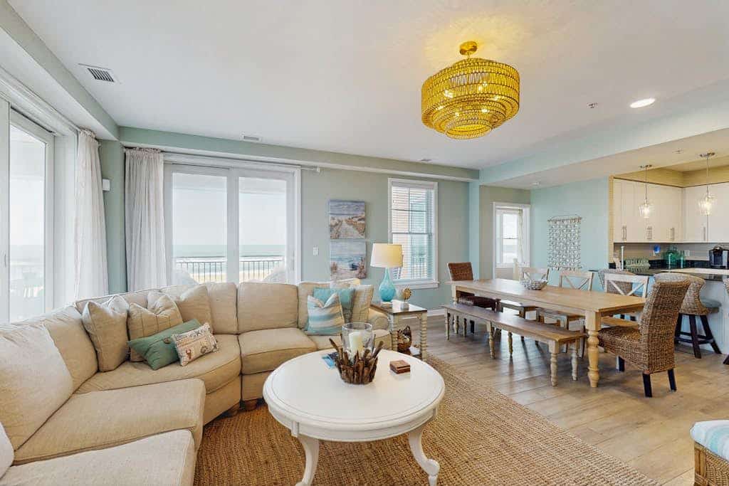 Oceanfront corner condo with incredible views, balcony, pool, gym & AC
