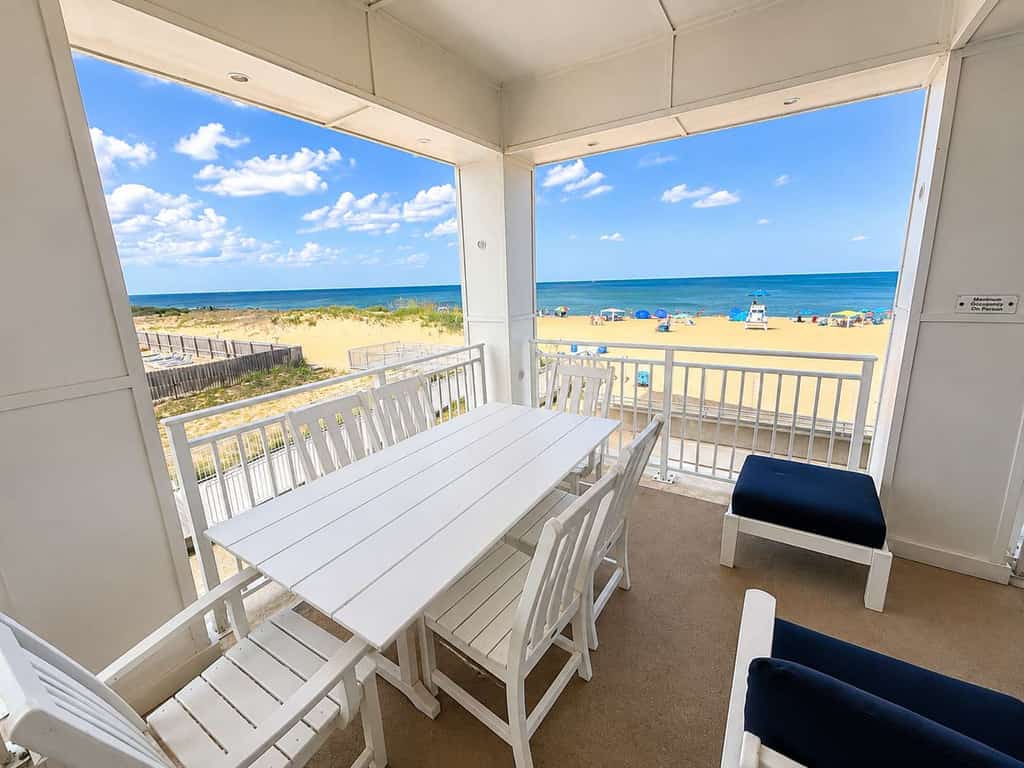 Oceanfront corner condo with incredible views, balcony, pool, gym & AC