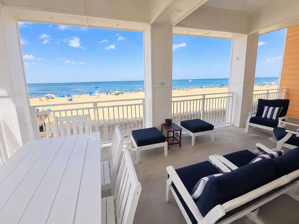 Oceanfront corner condo with incredible views, balcony, pool, gym & AC