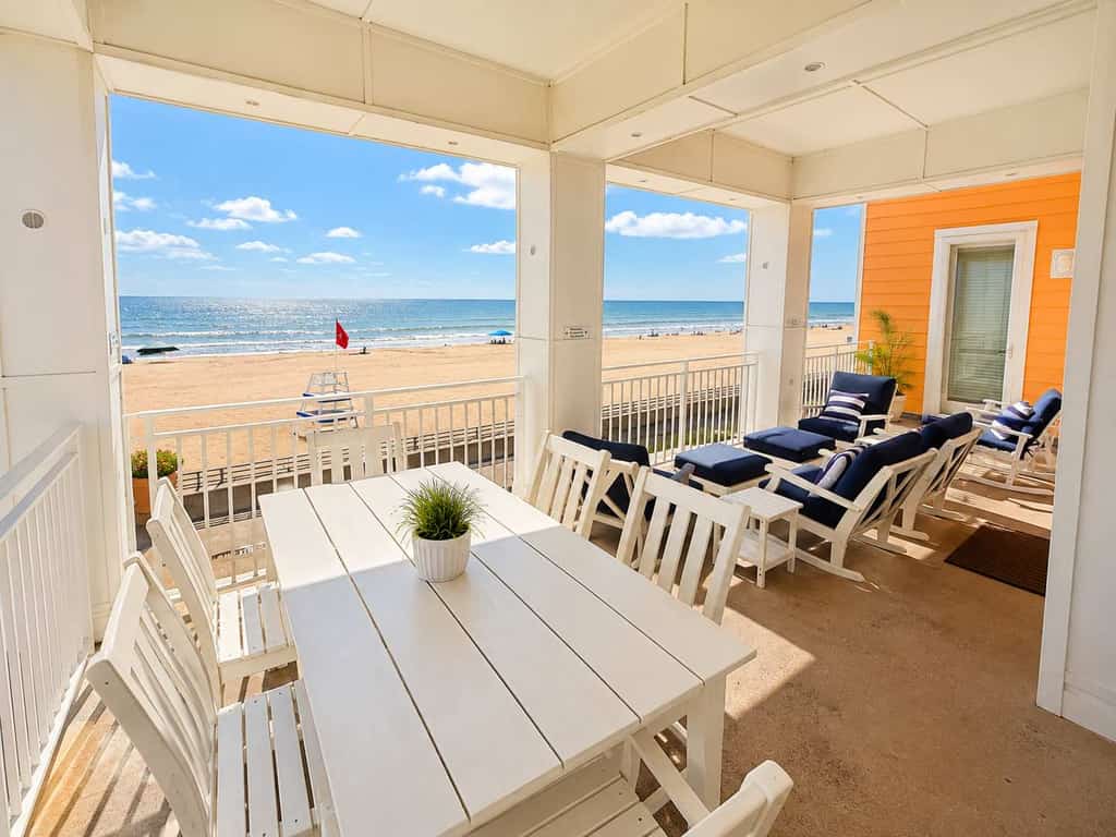Oceanfront corner condo with incredible views, balcony, pool, gym & AC