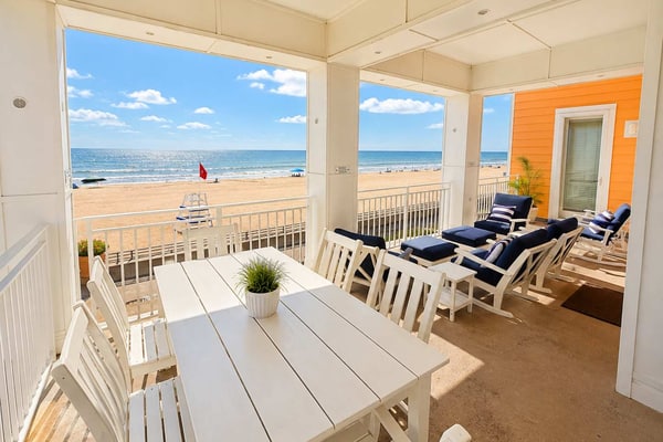 Oceanfront corner condo with incredible views, balcony, pool, gym & AC