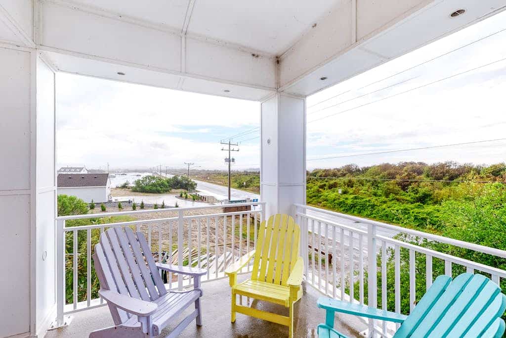 Bayside condo on the 1st floor with great views, balcony, pool & gym