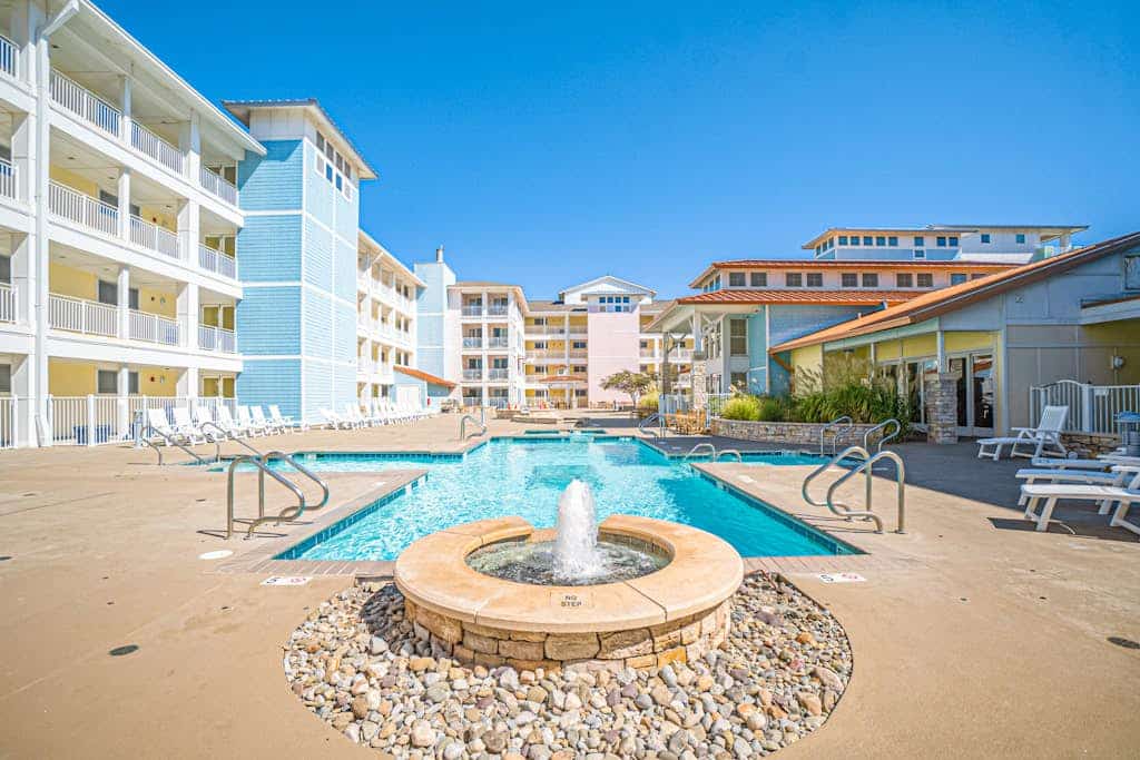 Bayside condo on the 1st floor with great views, balcony, pool & gym