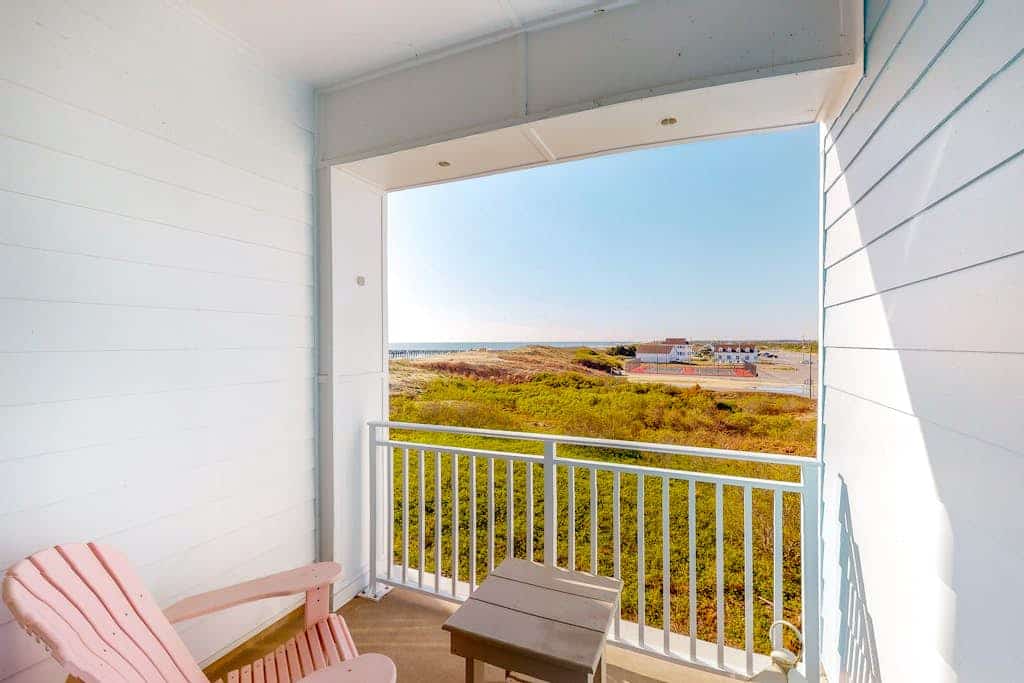 Luxury south-side condo with great views of the Atlantic/Back Bay, pools, & gym