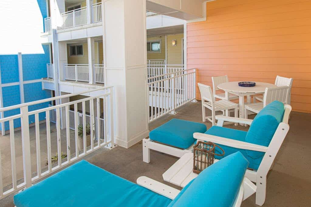 Beautifully decorated condo overlooking the pool with 3 pools, gym & AC