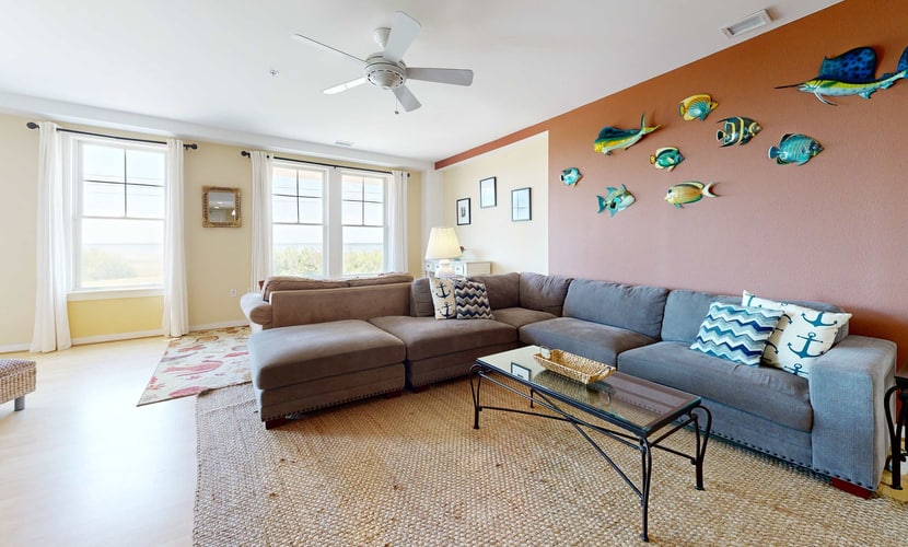 Stunning bay-view condo with Free Wifi, grills, pool, gym & balcony