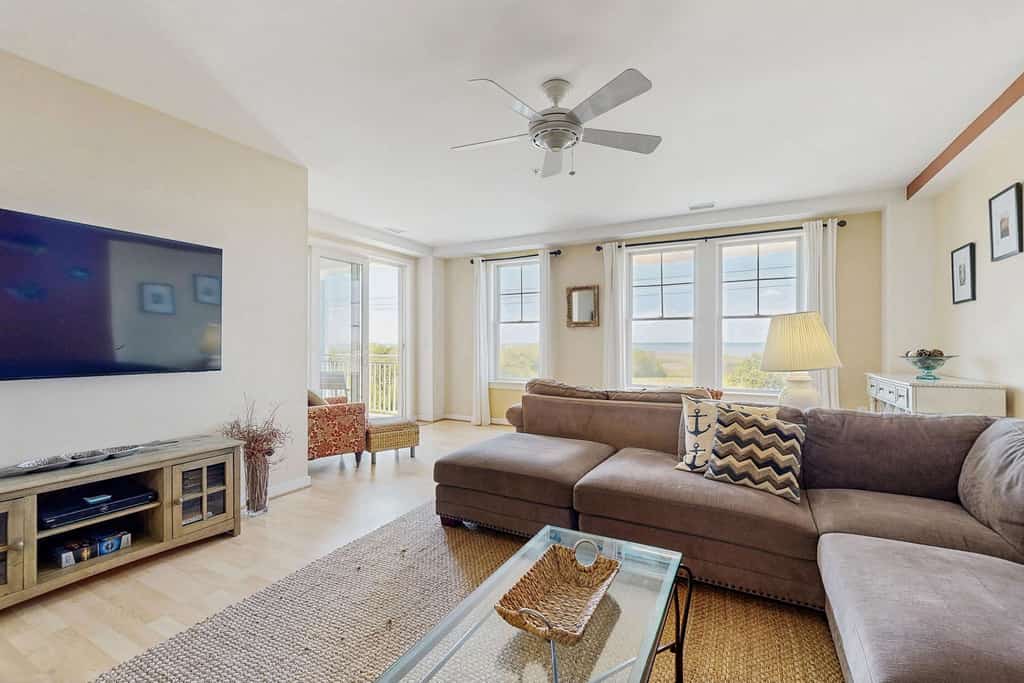 Stunning bay-view condo with Free Wifi, grills, pool, gym & balcony