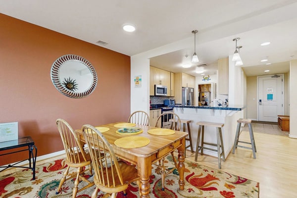 Stunning bay-view condo with Free Wifi, grills, pool, gym & balcony