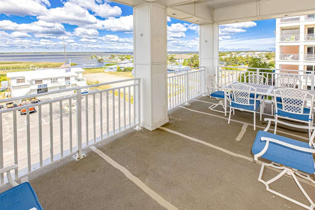 Bay-view condo w/Free Wifi,  pools, outdoor shower, gym, lanai & beach access