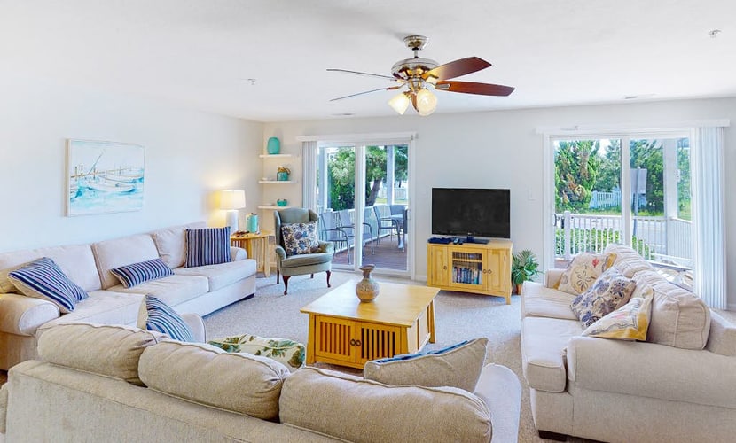1st-floor Seaside condo 1 block from beach with pool & private deck