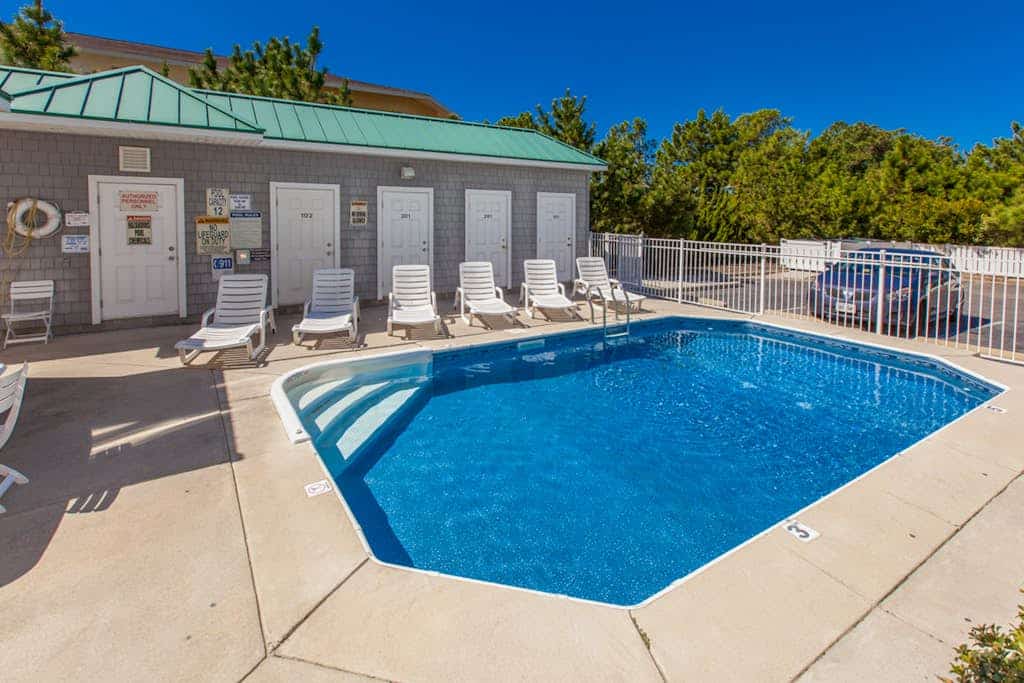 1st-floor Seaside condo 1 block from beach with pool & private deck