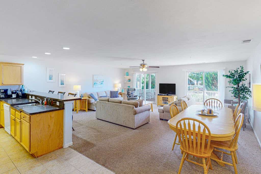 1st-floor Seaside condo 1 block from beach with pool & private deck