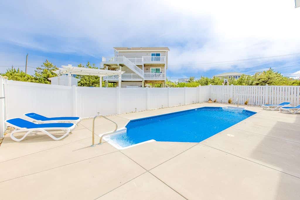 Beautiful oceanside home with pool, beautiful decor, WiFi, washer/dryer, AC