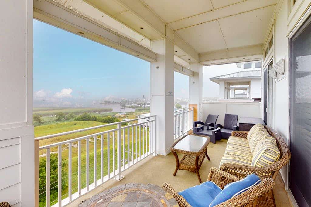 Bayfront penthouse with sunset views, 2 balconies, 3 pools & 2 fitness centers