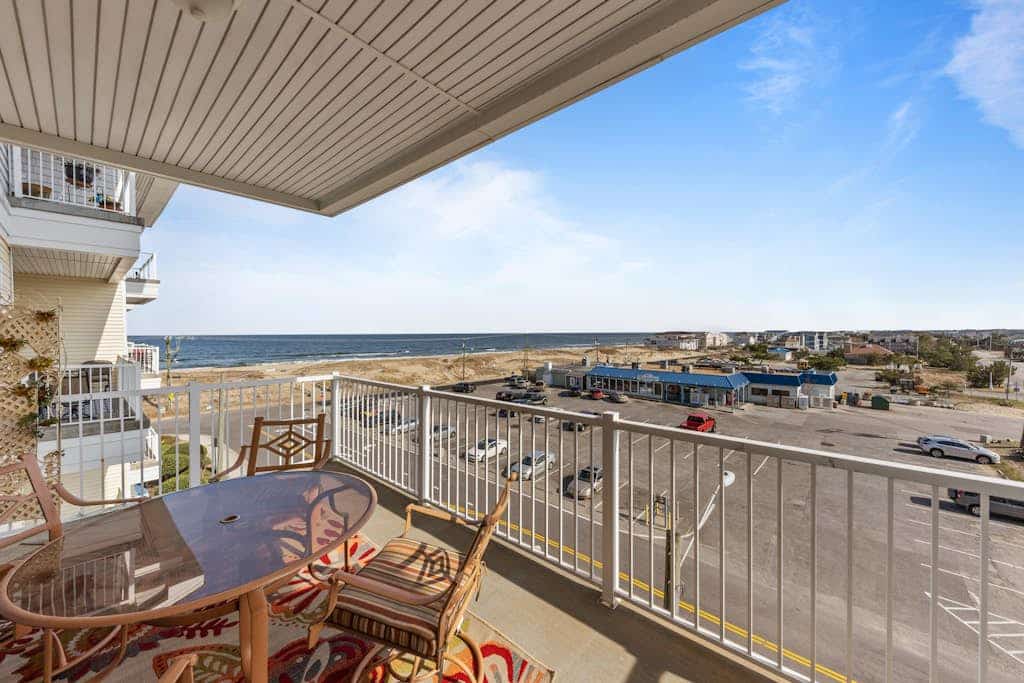 Ocean View Condo in an Oceanfront Property with Balcony, WiFi & Shared Pool/Gym