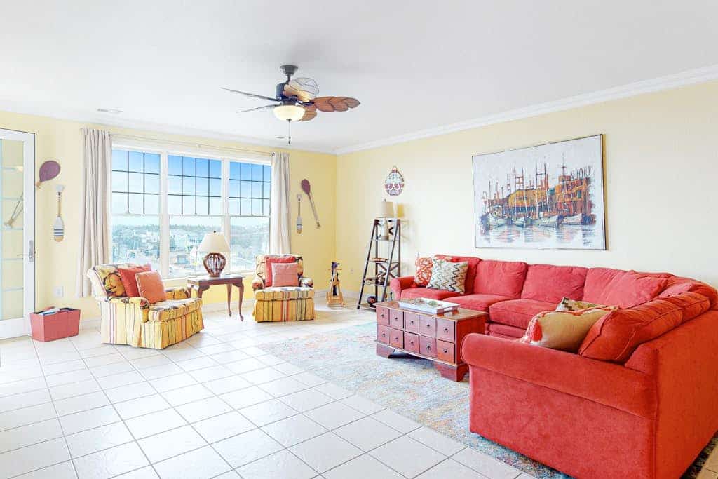 Ocean View Condo in an Oceanfront Property with Balcony, WiFi & Shared Pool/Gym