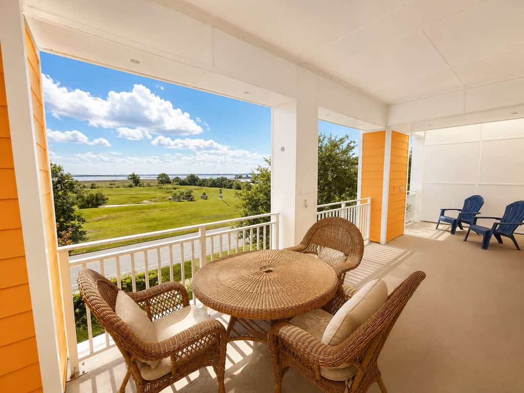 Bayside condo off the pool with amazing sunset view & gym