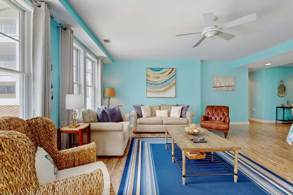 Coastal corner condo with poolview balcony, resort pools & walking path to pier