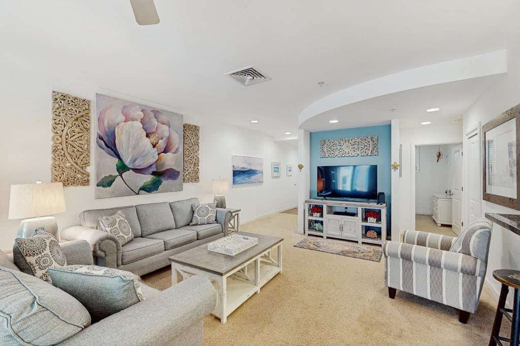 Relaxing condo close to the beach with resort pool, grills & fitness steps away