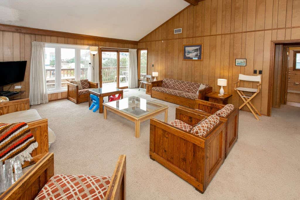 Hess affordable home w/easy walk to the beach, central AC, WiFi, & private W/D