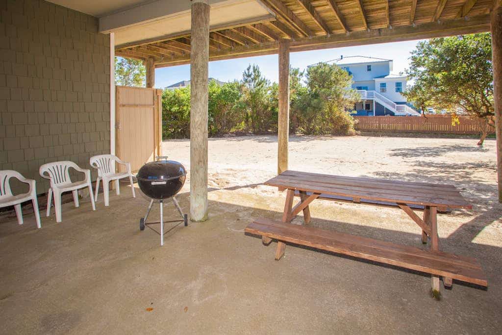 Hess affordable home w/easy walk to the beach, central AC, WiFi, & private W/D